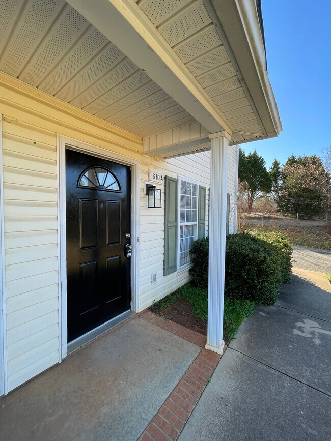 Building Photo - 610 Piper Ct