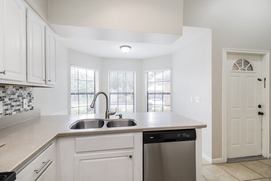 Building Photo - 4262 Sandhurst Dr