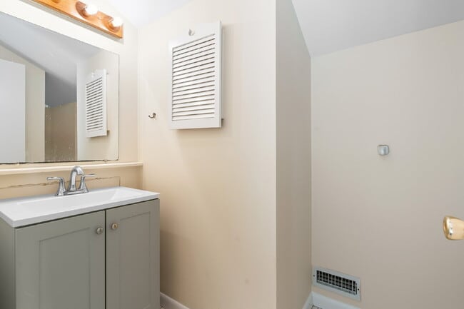 Building Photo - Affordable, Spacious AND Convenient Walk t...