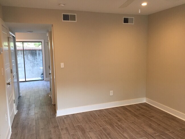 Building Photo - 2 Bedroom 1.5 Bath Townhouse - Downtown Charleston