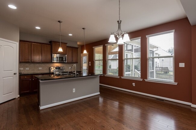 Building Photo - Gorgeous LARGE Family Home!