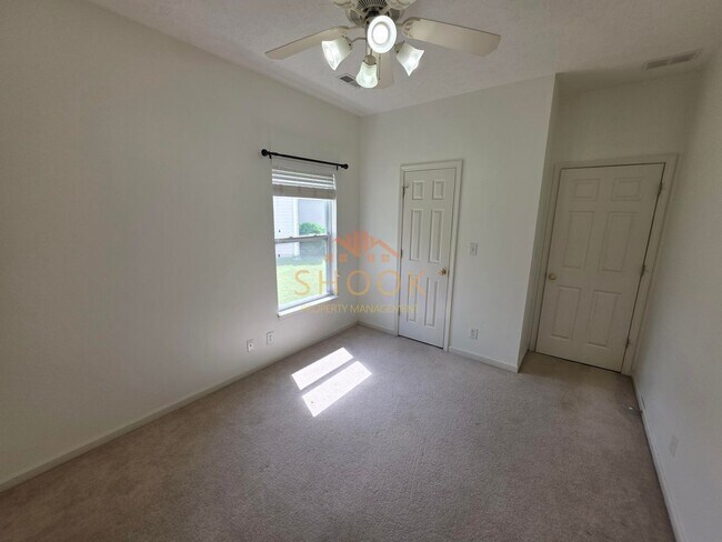 Building Photo - 3 BR Lindberg Village