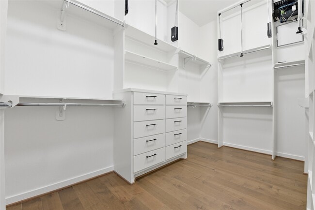 Building Photo - 529 Memorial Heights Dr