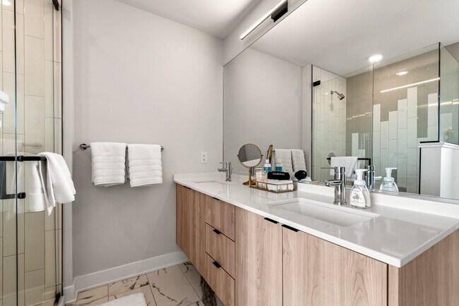 Building Photo - 1128 W Van Buren St
