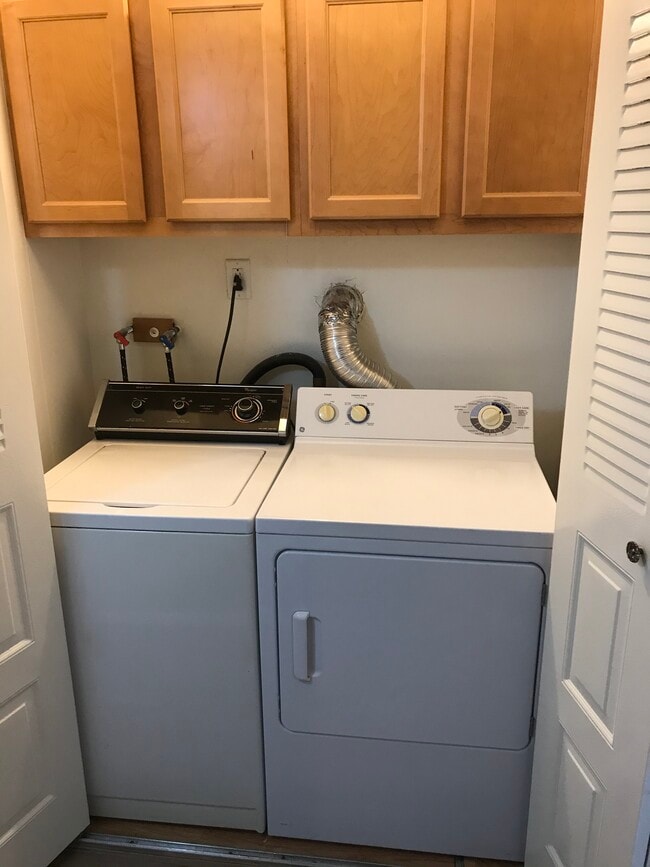 Building Photo - 5200 Hilltop Dr