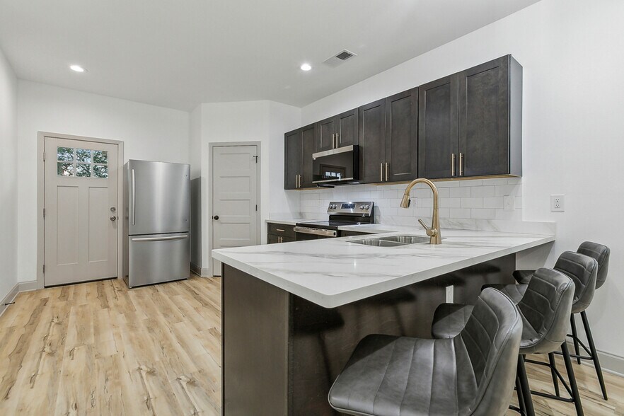 Building Photo - 3923 Clematis St