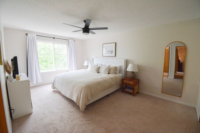 Building Photo - Stunningly Update 2 bed 1.5 bath Townhome ...