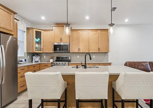 Building Photo - 2340 Woodside Way