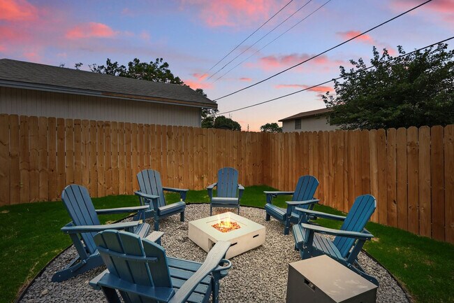 Building Photo - 3321 Ridgehaven St