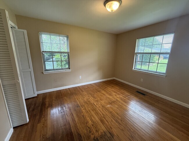 Building Photo - 1625 Green Hills Dr