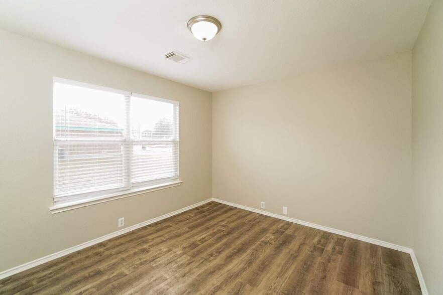 Building Photo - 15810 Brisbane Dr