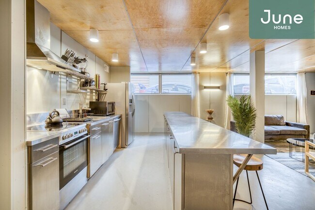 Building Photo - ROOM ONLY in 6-bed/6.0-bath Home