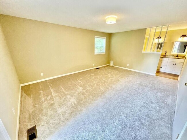 Building Photo - 13004 Astalot Dr SE