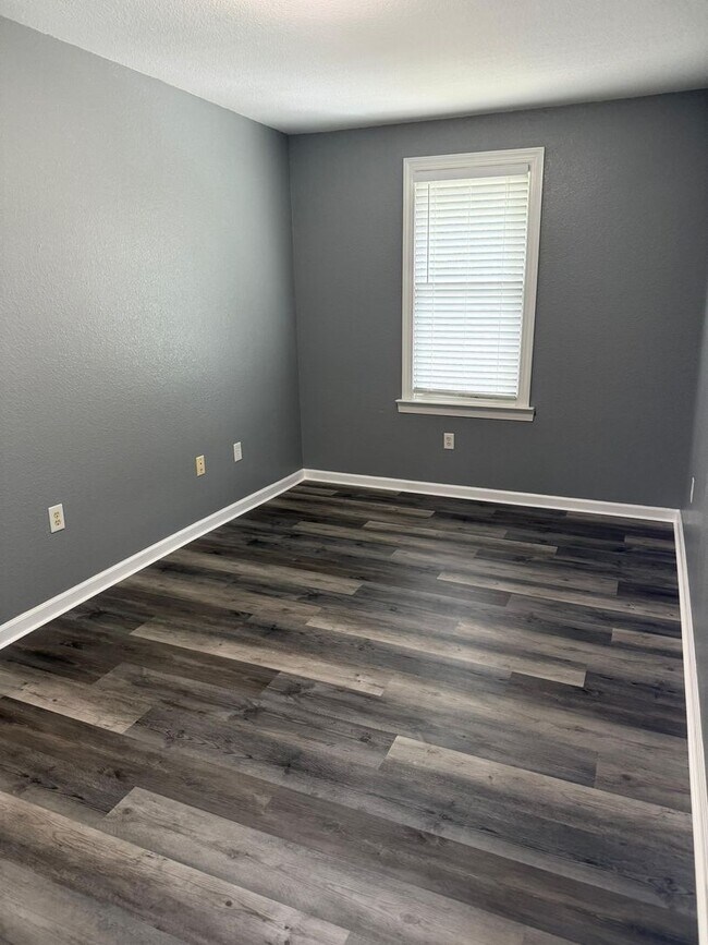 Building Photo - 4 bedroom 3 baths single family house clos...