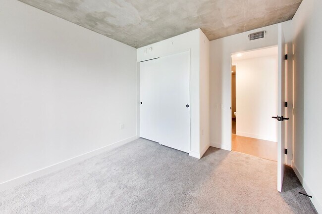 Building Photo - Urban Luxury at SoMa Serif Condos 2BR/2BA | In-Unit Laundry & 24-Hour Security