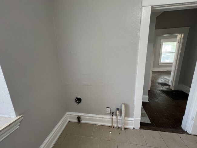 Building Photo - 3850 E 62nd St