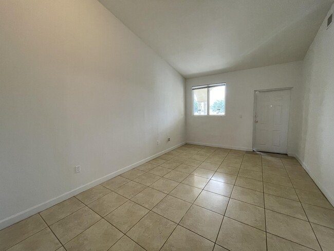 Building Photo - 2551 SE 16th Terrace