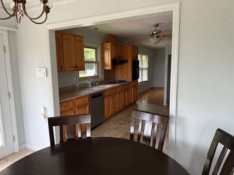 Building Photo - 212 White Oak St