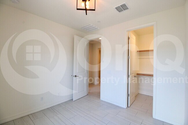 Building Photo - 7330 E Vista Bonita Dr