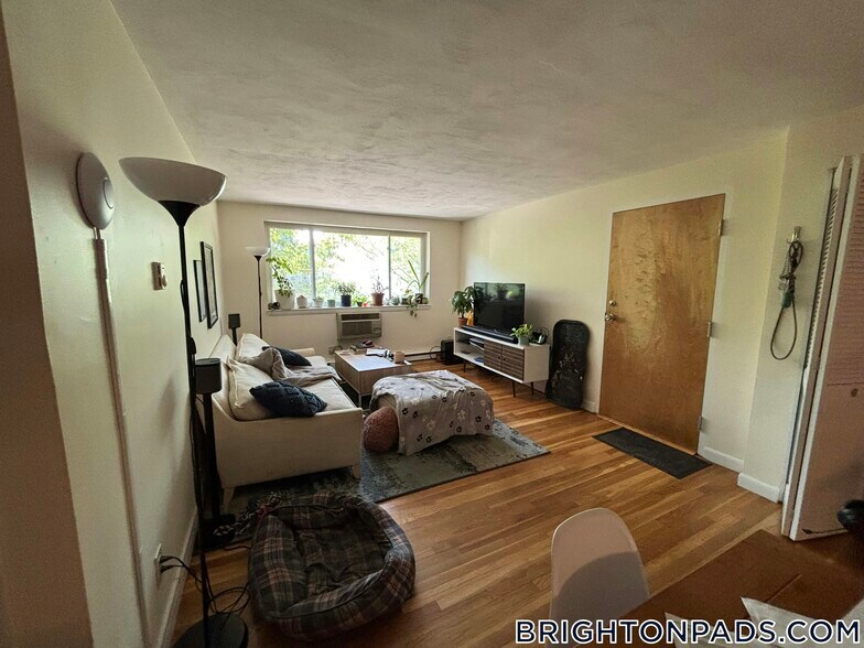 Primary Photo - 39 Englewood Ave