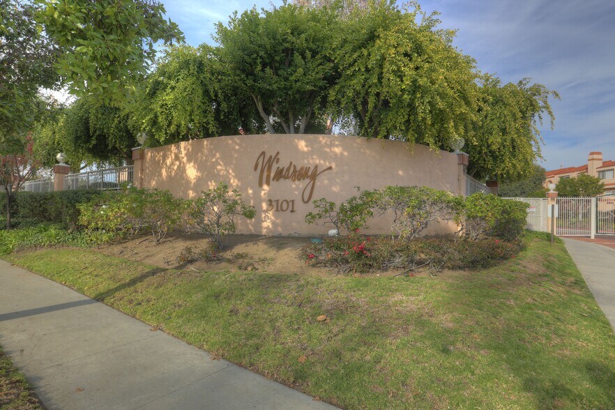 Building Photo - 3101 Plaza del Amo