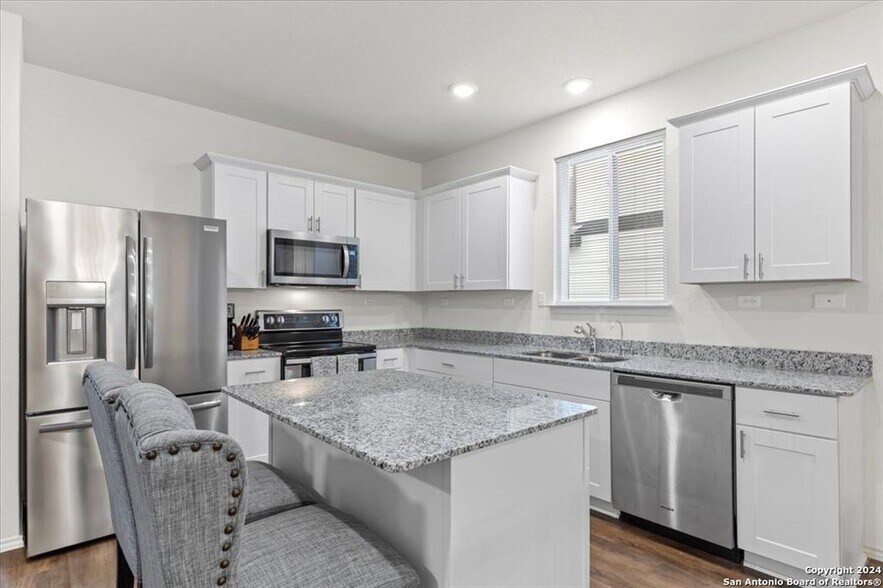 Building Photo - 808 Beacon Hts