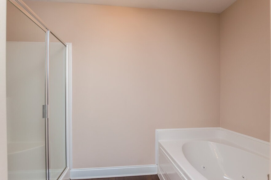 Building Photo - 2952 N Hartland Dr