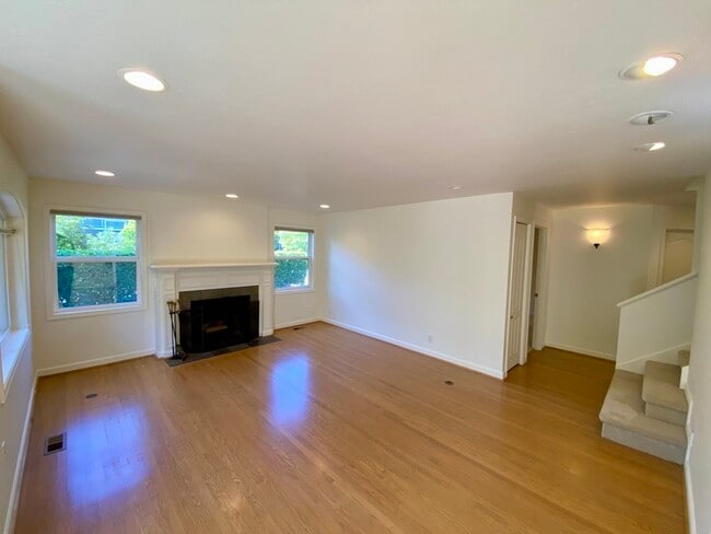 Building Photo - 4802 NE 45th St