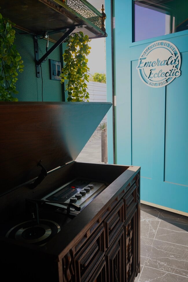 Building Photo - 1910 N Los Alamos Rd