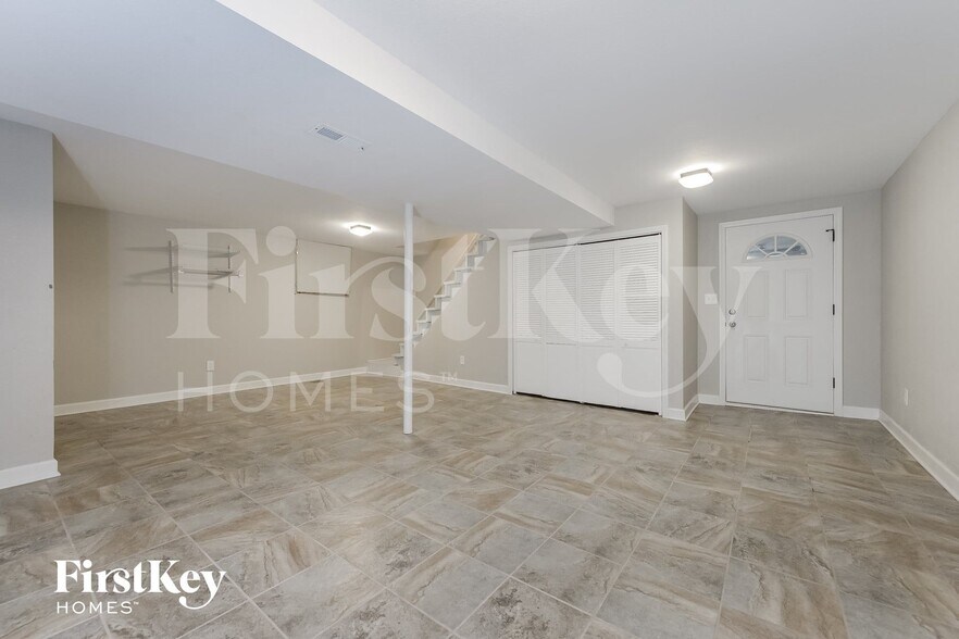 Building Photo - 6712 NW Sioux Dr