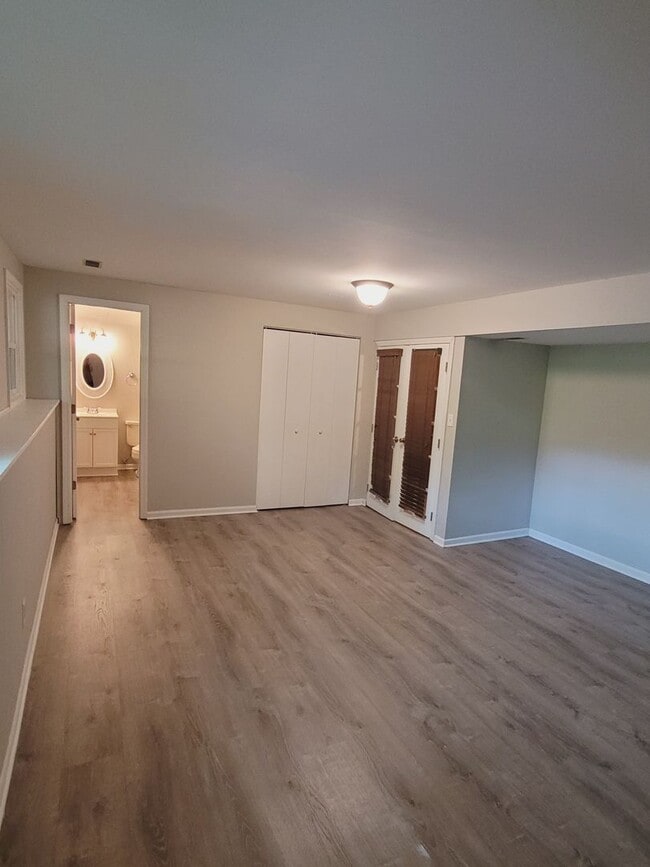 Building Photo - 3 bed, 3 bath home off Chapel Hill Road
