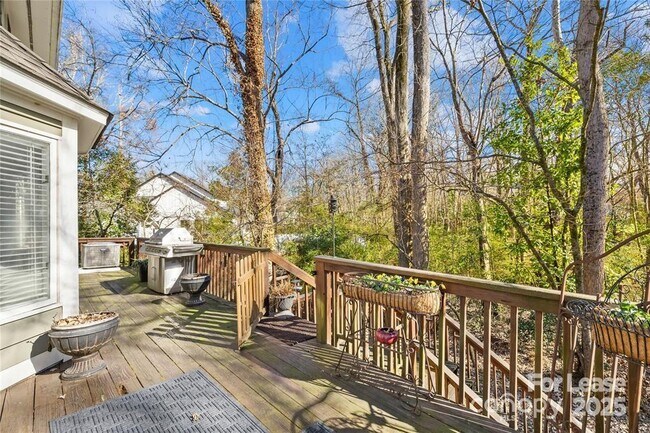 Building Photo - 2900 Hanson Dr