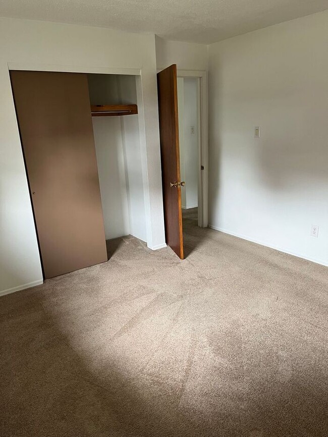 Building Photo - 2 Bedroom Apartment Close to Mall