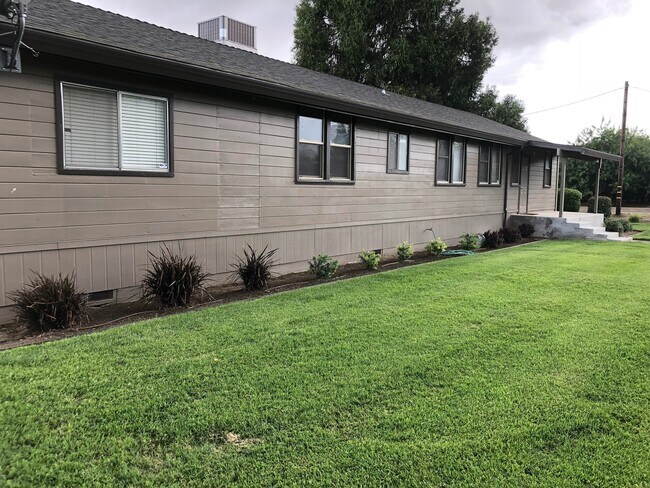 Building Photo - 1980 Sultana Dr