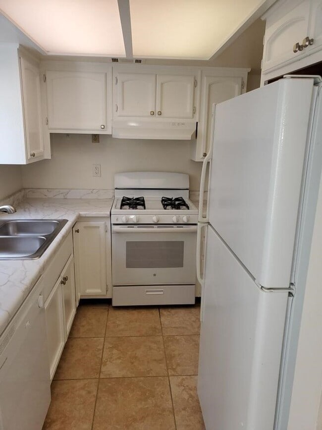 Building Photo - **MOVE-IN Special 1/2 off First Months Ren...