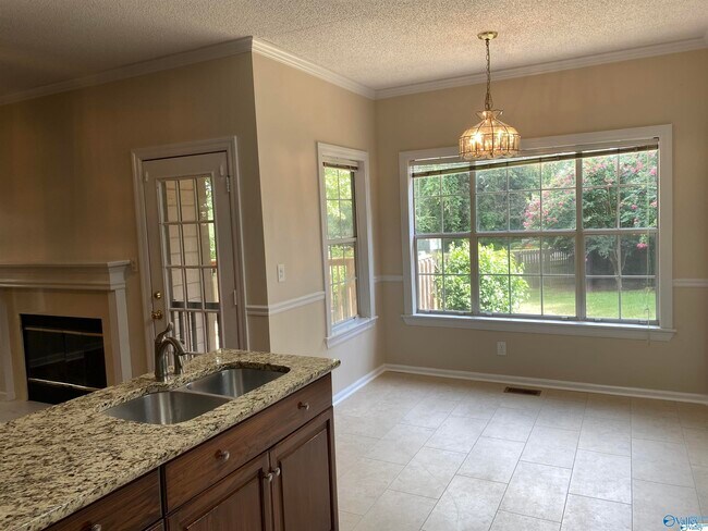 Building Photo - 524 SW Sussex Dr