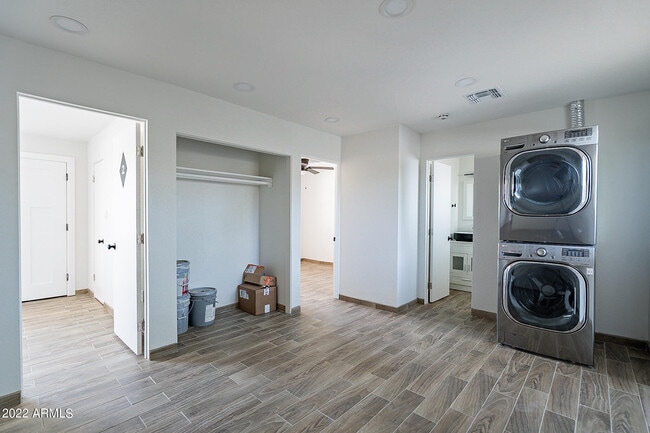 Building Photo - 37 E El Parque Dr