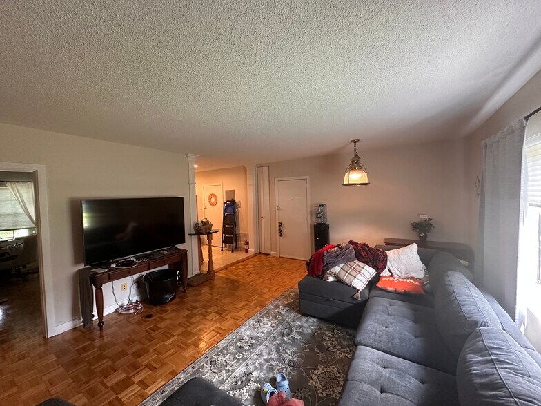 Building Photo - 51 Lake Shore Ct