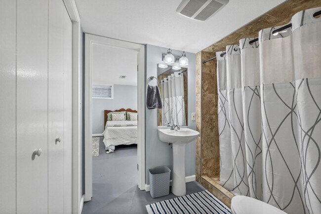 Building Photo - 805 W Ash St