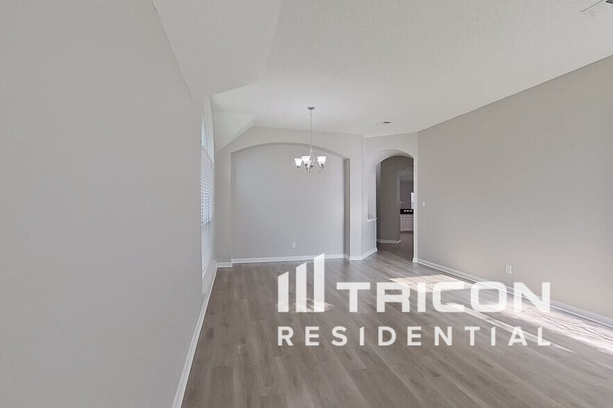 Building Photo - 521 Spicewood Dr