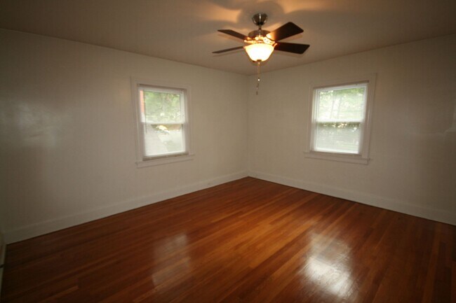 Building Photo - 1404 W Chapel Hill St