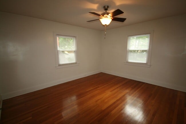 Building Photo - Spacious Second Floor Apartment / Huge Kitchen / Near Duke West and Downtown