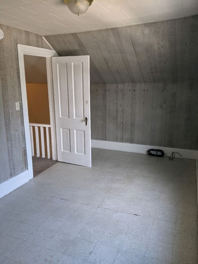 Building Photo - New Listing! 3+ bedroom/2bath Close to Everything!!