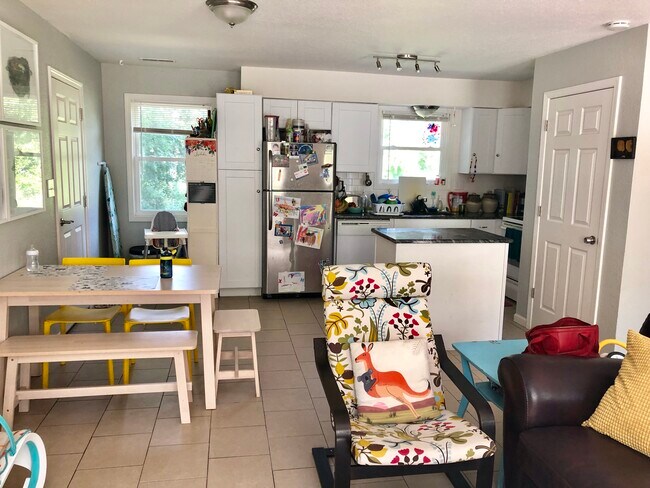 Building Photo - 2517 Maverick Ln