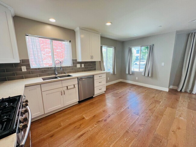 Building Photo - 709 Marguerite Ave