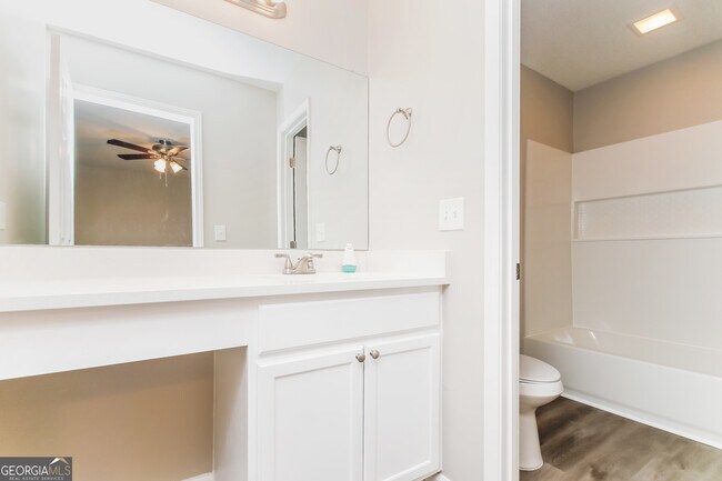 Building Photo - 2528 Country Lake Cir