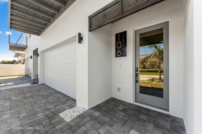 Building Photo - 106 4th Ave