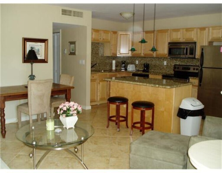 Building Photo - 4051 NE 13th Ave