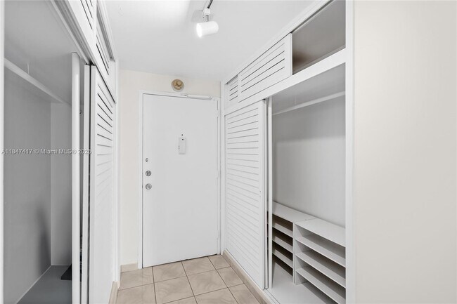 Building Photo - 1408 Brickell Bay Dr