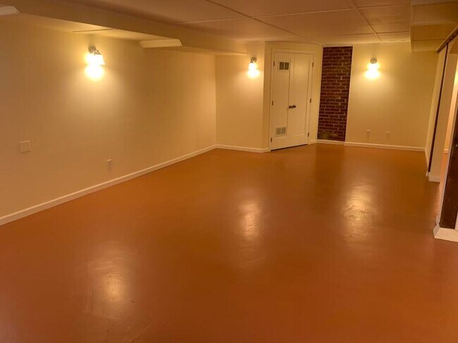 Building Photo - Impecable Remodel of Historic Eastmoreland Gem